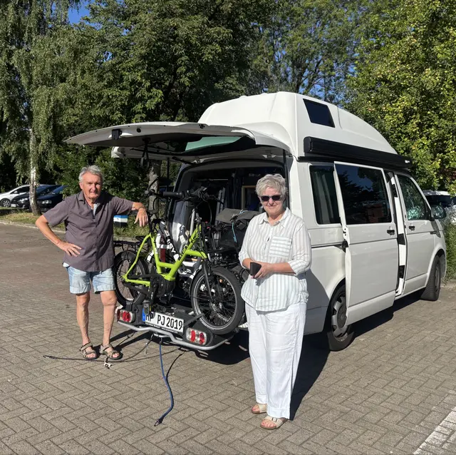 Kommen aus der Nähe von Heidelberg, sind auf der Durchreise nach Hamburg und machen einige Tage Halt im Alten Land um Fahrrad zu fahren: Peter Jochim (70) und Jutta Jochim (68)  | Foto: sts