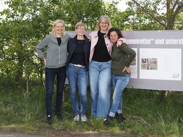 Vor dem Infobanner am potenziellen neuen Scheunenstandort (v. li.): die Vereinsvorstandsmitglieder Regine Reich, Sonja Meier, Urte Möhrmann und Ulrike Aschenbrenner | Foto: Maike Hünecke