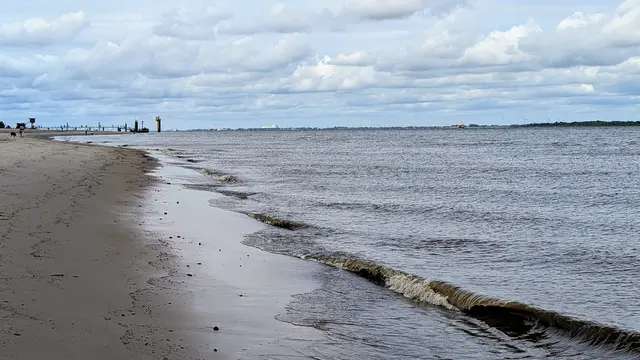 Am Krautsander Strand laufen wir direkt am Wasser | Foto: jd