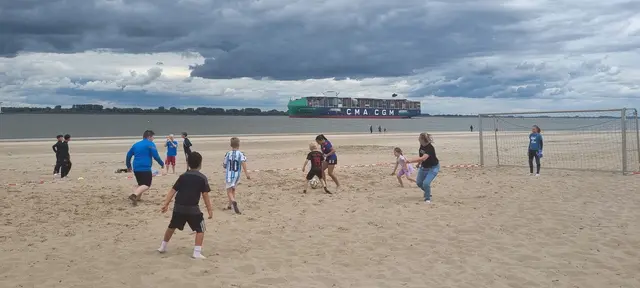 Im Hintergrund die "Pötte", davor wird am Elbstrand gekickt | Foto: ig