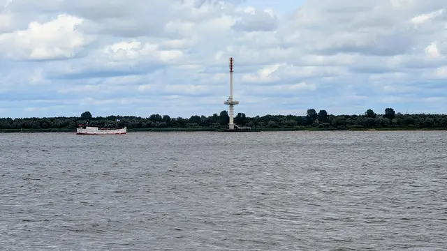 Blick über die Elbe: das schleswig-holsteinische Ufer mit dem Radarturm südlich der Elbinsel Rhinplate  | Foto: jd
