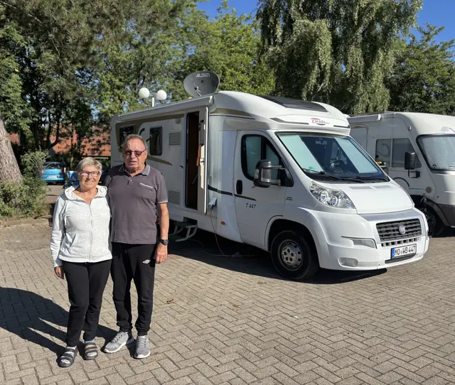  Monika Petrich (73) und Walter Bruins (81) vor ihrem Wohnmobil | Foto: sts