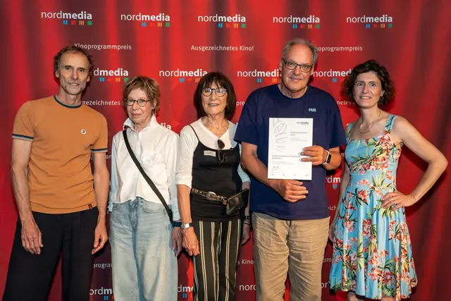 Regisseur Jan Georg Schütte (v. li.), Dorothea Großkopf, Heidi Seekamp (Filmmusuem Bendestorf), Sven Simonsen und Meike Götz (nordmedia) nach der Preisvergabe | Foto: FREUNDESKREIS FILMMUSEUM BENDESTORF E.V. 