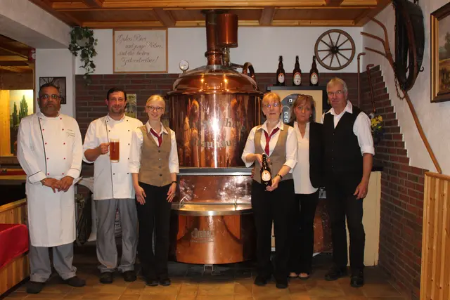 Das Team freut sich auf viele Besucher am Aktionstag. Harbinder Singh (v. li.), Benjamin Kopp (Chefkoch), Leesha Büttner (frisch ausgelernte Hotelfachfrau), Birgit Celik (Restaurantleitung), Tina und Heiner Frommann (Eigentümer) | Foto: jvp