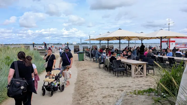 Ordentlich Rummel herrscht am Strand von Krautsand | Foto: jd