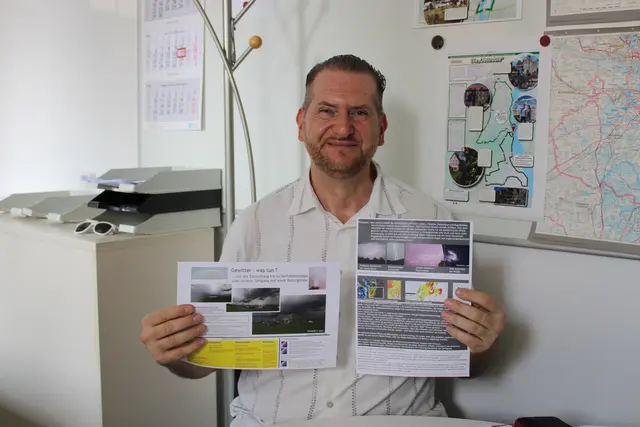 Andree Leepa profitiert bei der Beratung von Rettungsdiensten und Feuerwehren zu Unwetterlagen auch von seinem Studium der Klimageographie  | Foto: ce