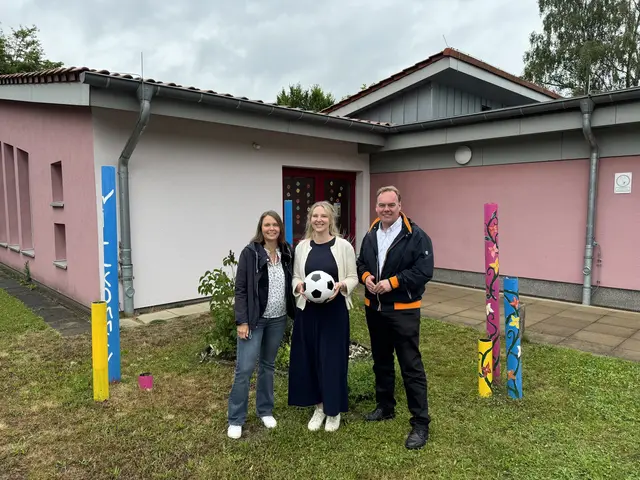 Vor der Kita am Krankenhaus (v. li.): Hanna Helmcke (DRK), Kita-Leiterin Jessica Cy�rocki und Bürgermeister André Wiese | Foto: Stadt Winsen