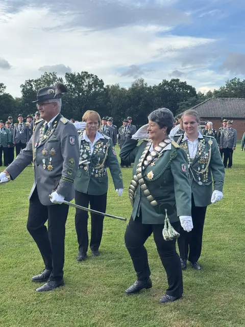 Nach der Proklamation: Schützenkönigin Elsbeth Arnold (2. v. re.) mit (v. re.) ihren Adjutantinnen Yvonne Schröder und Birgit Schröder sowie dem ersten Kommandeur Thomas Lohff | Foto: Schützenverein Hanstedt