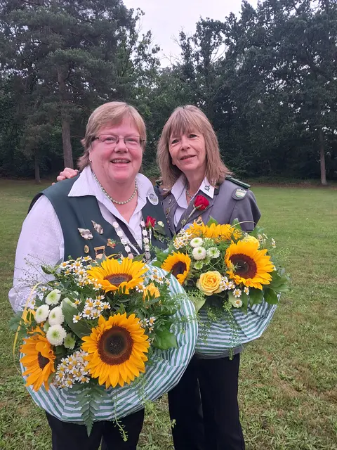 Die Damenkönigin Elke Gevers (li.) mit ihrer Adjutantin Monika Schulz | Foto: Anika Werner