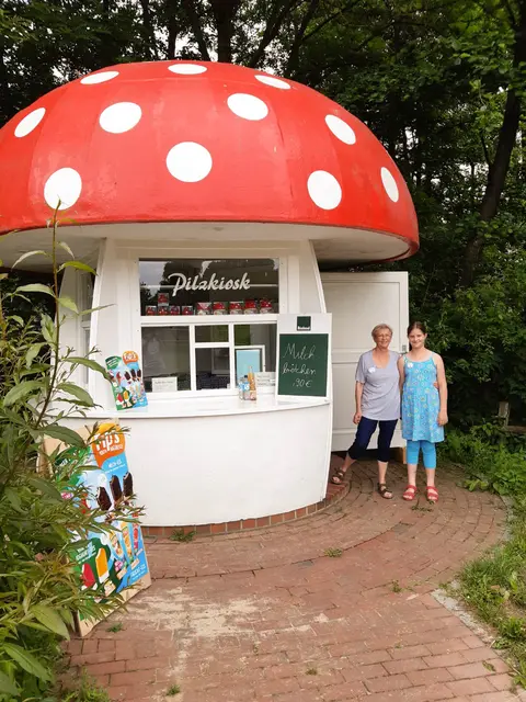 Der Pilzkiosk von 1952 öffnet am Wochenende von 13 bis 17 Uhr bei gutem Wetter und bietet Eis, Getränke und Süßigkeiten an. | Foto: FLMK