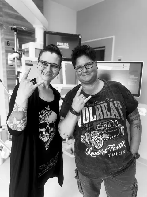 Die Gewinnerinnen Sarina Okunek (38, l.) und Meike Dembski (47) freuen sich auf ihr erstes Wacken Open Air (WOA). Ihre Tickets für den Holy Ground verdanken die beiden Pflegekräfte einer Kooperation der Krankenhäuser Buchholz und Winsen mit dem WOA-Festival | Foto: Krankenhäuser Buchholz und Winsen