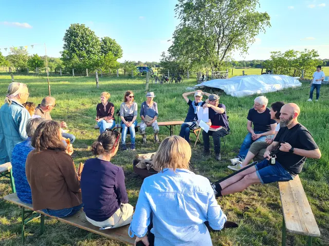 Gartenexperte Matthias Schuh (mit Zetteln) vom Freilichtmuseum am Kiekeberg informierte beim "Scheunenauftakt"-Treffen über naturnahe Projekte | Foto: Claus Lorenzen