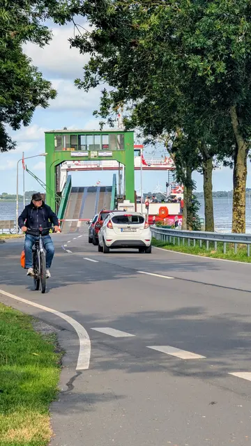 An der Elbfähre ist an diesem Sonntagabend kaum etwas los | Foto: jd