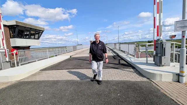Es ist vollbracht: die letzten Schritte über das Wischhafener Südereleb-Sperrwerk | Foto: jd