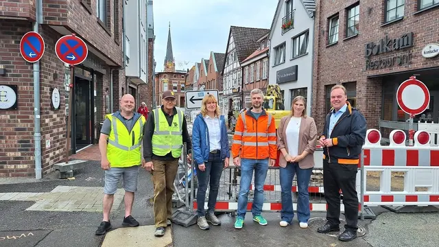 Der Innenstadtumbau ist auf der Zielgeraden. Bürgermeister André Wiese (re.) machte sich ein Bild davon bei einer Baubesprechung | Foto: Stadt Winsen
