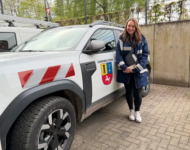 Fabienne Klaus vom Amt Bauen und Wohnen auf dem Weg in den Außendienst | Foto: Landkreis Stade/Karen Rohleder