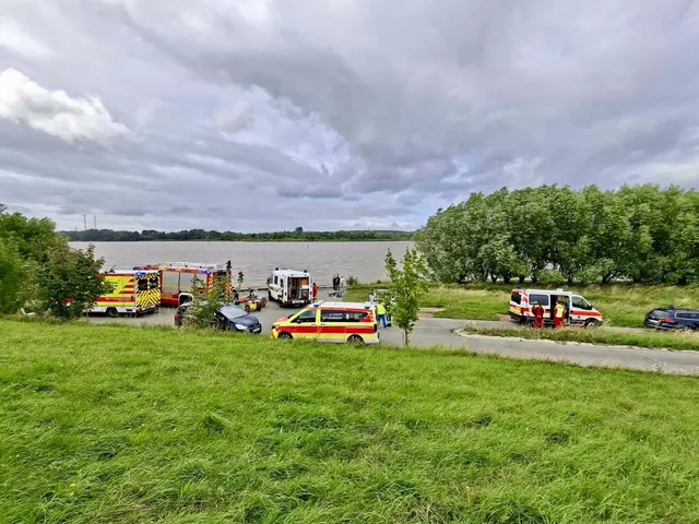 Großeinsatz: Ein Radfahrer war bei Hahnöfersand in die Elbe gestürzt | Foto: DLRG Horneburg/Altes Land e.V.