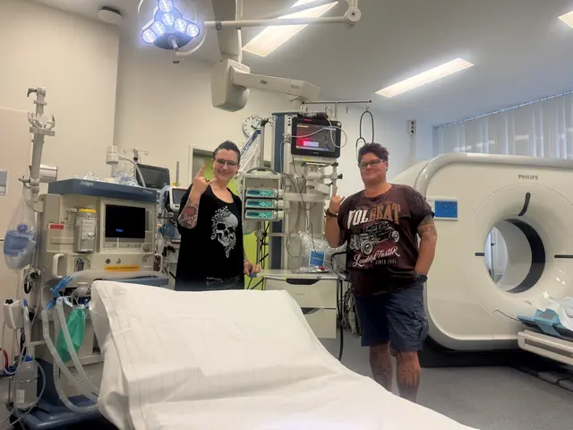 Pflege und Metal passen für sie perfekt zusammen: Sarina Okunek (l.) arbeitet seit Januar 2026 als Pflegefachkraft auf den Intensivstationen der Krankenhäuser Buchholz und Winsen, ihre Kollegin Meike Dembski kümmert sich als spezialisierte Pflegefachkraft in der Zentralen Notaufnahme des Krankenhauses Winsen um Notfallpatienten. Die beiden Metalheads posieren hier im Schockraum der ZNA Winsen | Foto: Krankenhäuser Buchholz und Winsen