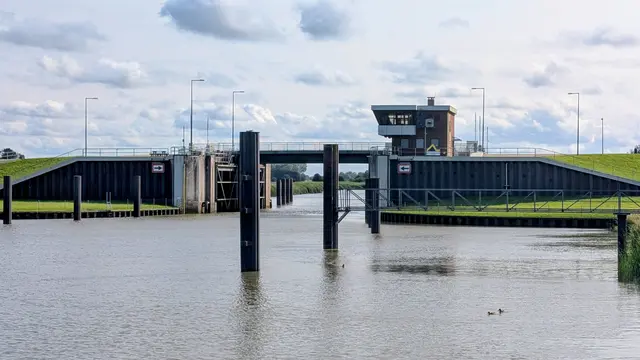 Ein seltenes Bild: Die meiste Zeit ist die Brücke am Wischhafener Süderelbe-Sperrwerk hochgeklappt und nicht passierbar | Foto: jd