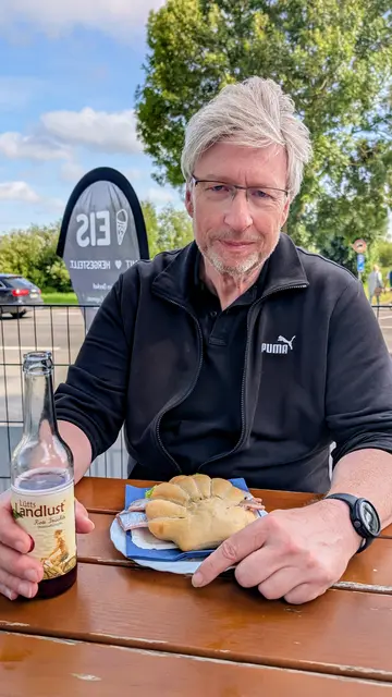 Mahlzeit: Am Ziel unserer Wanderung lassen wir uns nochmal ein Fischbrötchen schmecken | Foto: bcd