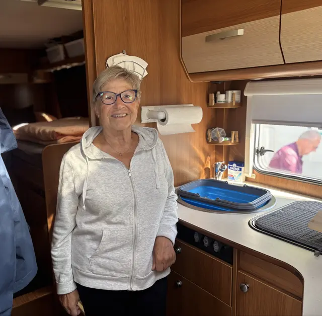  Monika Petrich (73) in ihrem VW-Bus | Foto: sts