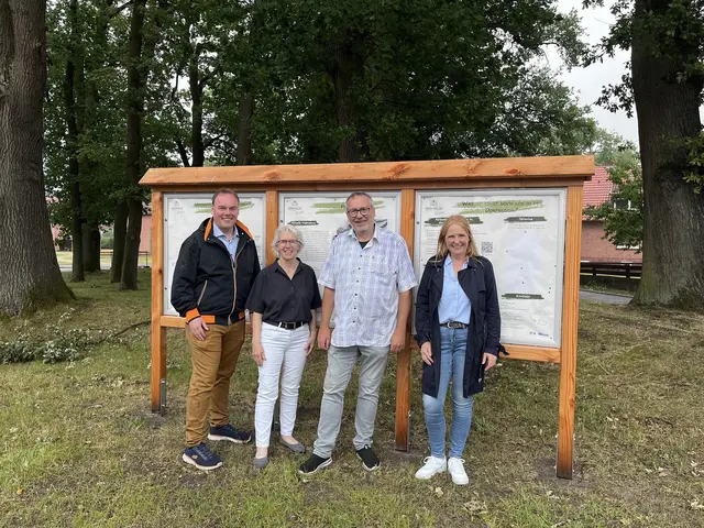 Vor der neuen Schautafel der Dorfentwicklung in Scharmbeck (v. li.): Bürgermeister André Wiese mit den Ortsvorstehern Ulrike Hermann, Nils Backhaus und Meike Neven | Foto: Stadt Winsen