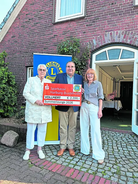 Bei der Übergabe (v. li.): Marie-Luise Honert Vollmert (1. Vorsitzende des Fördervereins des Lions Clubs Buchholzer Löwen e.V.), Adrian Vollmert (Geschäftsführer und Inhaber der VOLLMERT Transport- und Montagetechnik GmbH) und Angelika Kordes (Präsidentin des Lions Clubs Buchholzer Löwen) | Foto: Vollmert
