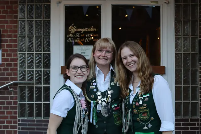 Beste Dame Alina Prigge mit Adjutantinnen Anneke Brümmer und Jenny Löhn | Foto: Schützenverein