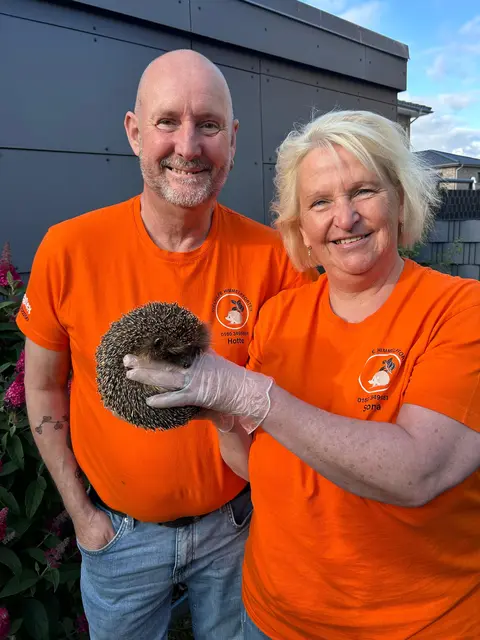 Hotte Bayer (v.li.) und Sonja Bayer von der Igelhilfe Himmelpforten | Foto: Sonja Bayer