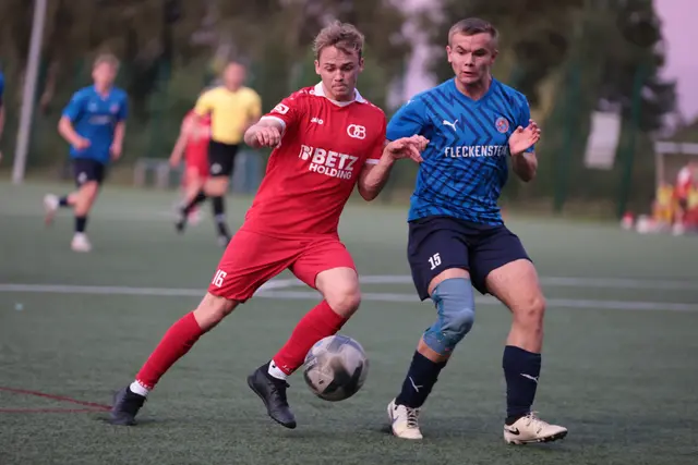 John Cassel (links), hier im Testspiel gegen den SV Ahlerstedt/Ottendorf, will am Sonntag mit dem TSV Buchholz 08 gut in die neue Oberliga-Saison starten | Foto: ks