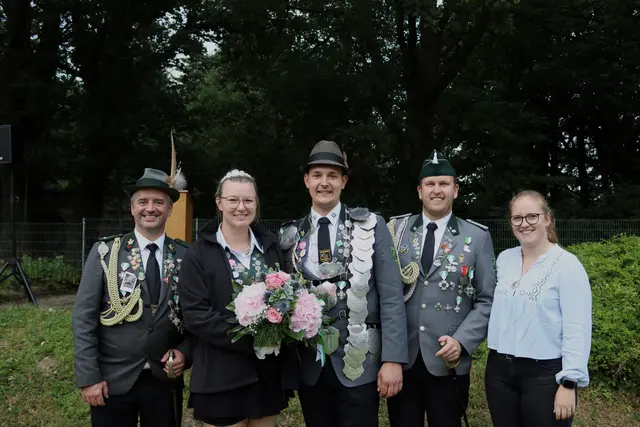 Koenig Timo Elmers mit seiner Koenigin Tina Wenczl und Adjutanten Robert Wagner und Malte Elmers mit Inken Höper | Foto: Schützenverein