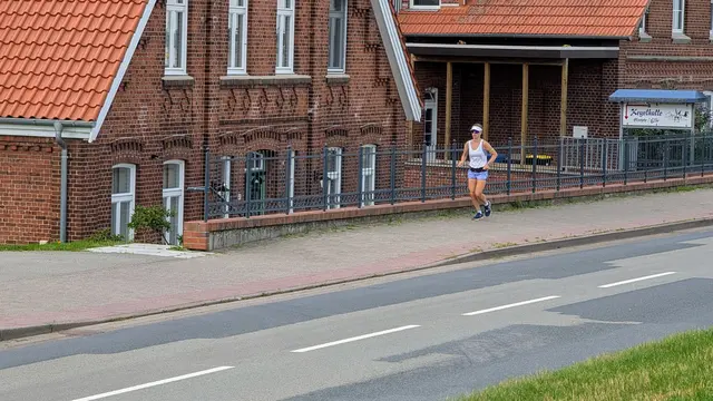 Fast am Ziel: Hübner nähert sich der Elbfähre in Hoopte | Foto: Jan Filter