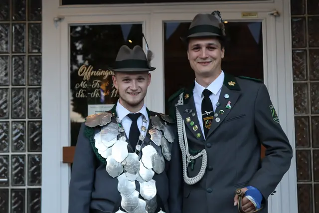 Jungschuetzenkoenig Johannes Brumme mit Jorge Meyer, es fehlt Georg Ressler | Foto: Schützenverein