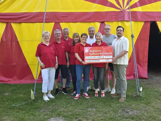 Jutta Fricke (v. li.), Bernd Krause, Dieter Kindler, Susanne Uhlig, Leonie Fröhlich und Petra Golly von "Konzerte in Winsen" sowie Lutz Rehling (hi., 2. v. re.) vom Lions Club übergeben die Spenden an Stadtjugendpfleger Ralf Macke (hi. re.) und Thomas Eulitz von der Stadt Winsen | Foto: Leonie Fröhlich