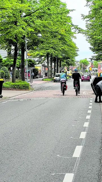 Radfahrer sollen beim Verkehrsversuch in der Buxtehuder Bahnhofstraße auf der Fahrbahn fahren | Foto: sb
