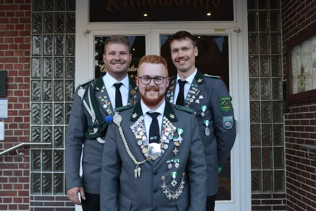 Best Mann Steffen Hauschild mit Adjutanten Malte Becker und Tom Jüngling | Foto: Schützenverein