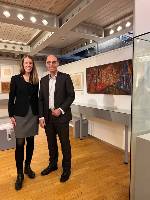 Katharina Groth (Künstlerische Leiterin Museum Kunststätte Bossard) und Stefan Palaschinski (Karola-Wegmann-Stiftung) freuen sich über die Lichtgestaltung  | Foto:  Museum Kunststätte Bossard