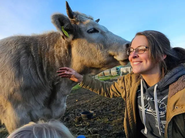 Kuhdame Cara mit Tierschützerin Randy Mau (45) aus Buxtehude | Foto: Heike Kogge