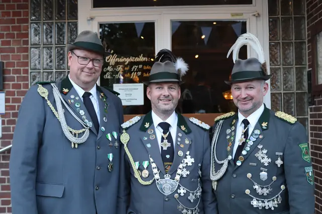 Vizekönig Oliver Eickhoff mit Adjutanten Lars und Joerg Fischer | Foto: Schützenverein