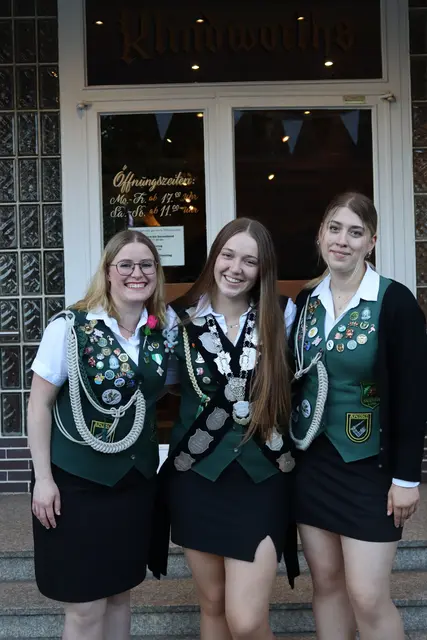 Jungschuetzenkoenigin Sofie Ockelmann mit Katharina Viets und Ida Heins | Foto: Schützenverein