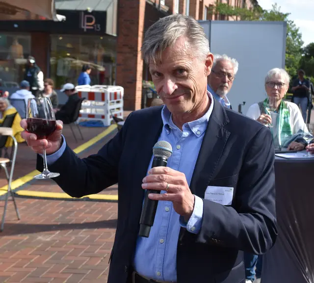Buchholz' Bürgermeister Jan-Hendrik Röhse wünschte allen am Winzerfest Beteiligten und den Besuchern schöne Stunden | Foto: Axel-Holger Haase