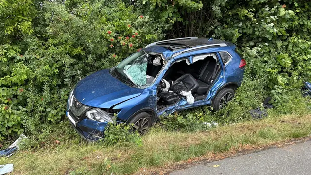 Die Feuerwehr schaffte mit hydraulischem Rettungsgerät eine Öffnung, um die eingeklemmte Person aus dem Wagen zu befreien | Foto: Feuerwehr Buchholz