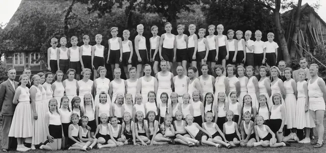 Sportfest in Stöckte 1953 - fast jede damalige Stöckter Familie ist auf dem Foto vertreten | Foto: Archiv Peter Homann