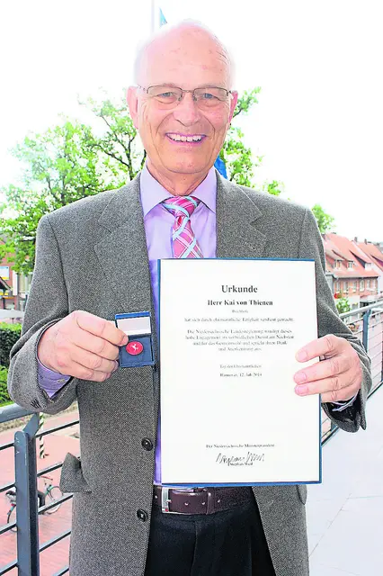 Für sein ehrenamtliche Engagement wurde Kai von Thienen mit der Ehrennadel der Stadt Buchholz geehrt | Foto: os