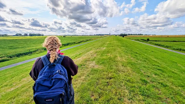 Auf dem Deich entlang der Unterelbe: Der Himmel unterstreicht die Weite der Landschaft | Foto: jd