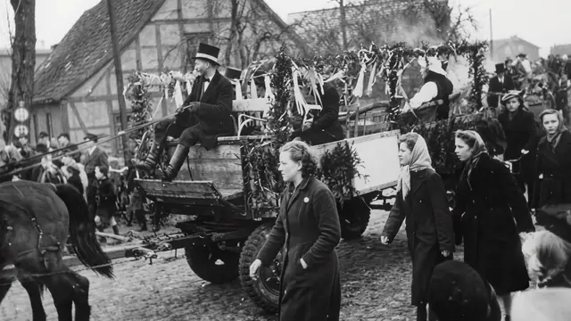 Faslamsumzug an Wehrmanns Eck, ca 1950. Damals wendete der Umzug hier und fuhr nicht durch die Winsener Innenstadt, sondern durch die Hoopter Straße wieder zurück. | Foto: Archiv Peter Homann