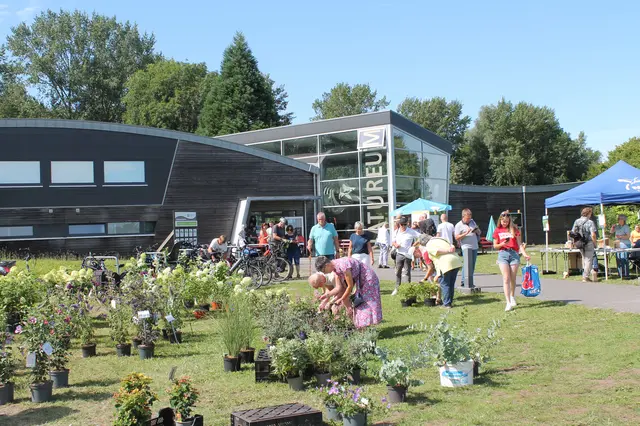 Blumen, Stauden und viele andere schöne Dinge für Haus und Garten finden die Gäste bei der „GartenMagie“ im Natureum. | Foto: Katharina Jothe/Natureum
