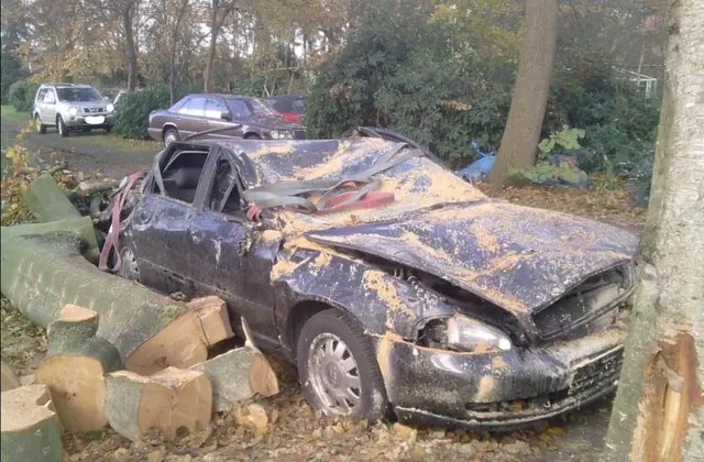 Auch dieser Pkw war durch ein Unwetter ein Totalschaden | Foto: Andree Lepa