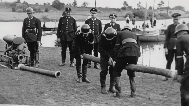 Freiwillige Feuerwehr Stöckte übt Kuppeln (1950er Jahre) | Foto: Archiv Peter Homann