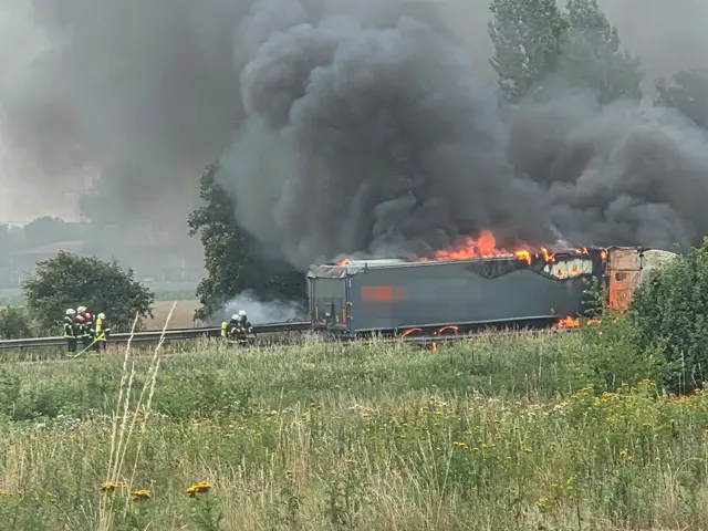 Brennender Sattelzug in Vollbrand auf der A1 | Foto: Wochenblatt